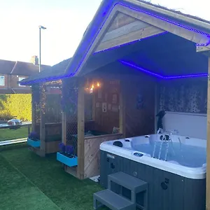 Beautifully Presented 6 Bed 5 & A Half Bath House Newcastle upon Tyne